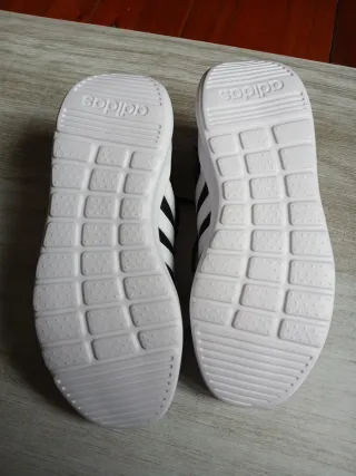 Zapatillas deportivas negras y blancas