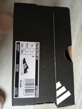 Zapatillas deportivas negras y blancas