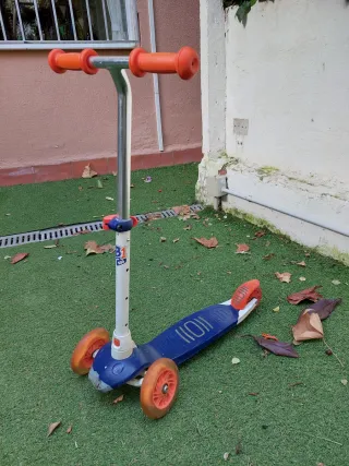 Patinete 3 ruedas Decathlon con luces, poco uso.