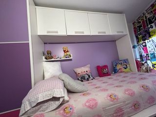 Cama 90, colchón y armarios superiores.