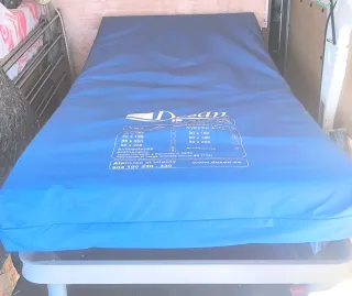 Cama eléctrica articulada y ajustable con mando.