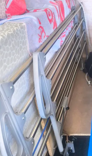 Cama eléctrica articulada y ajustable con mando.