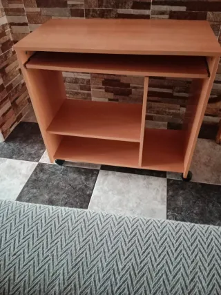 Escritorio de madera con ruedas