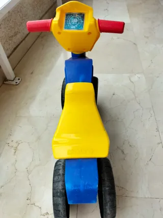 Moto correpasillos azul y amarilla