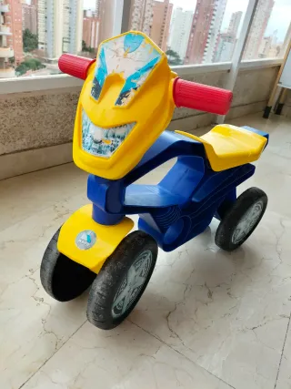 Moto correpasillos azul y amarilla