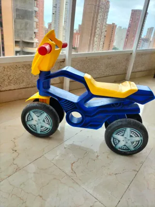 Moto correpasillos azul y amarilla