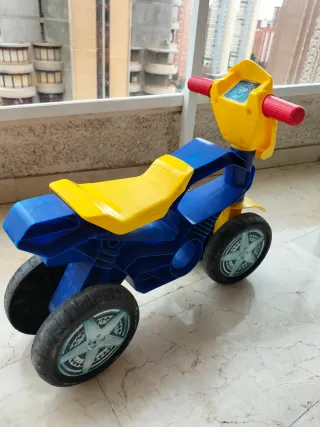 Moto correpasillos azul y amarilla