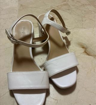 Sandalias blancas tacón bajo