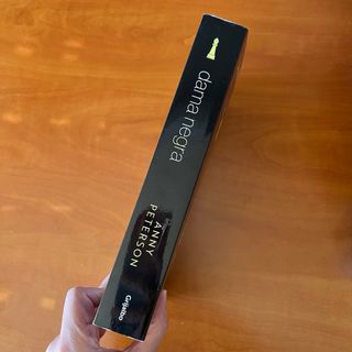 Libro “Dama negra” de Anny Peterson