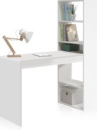 Escritorio blanco con estantería