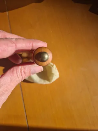 Maraca de madera y metal