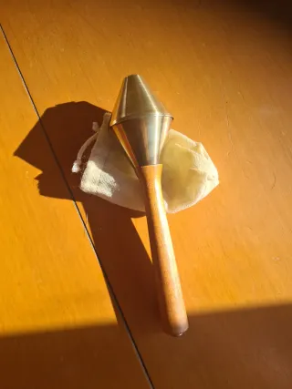 Maraca de madera y metal