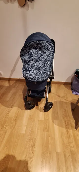 Cochecito de juguete azul