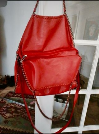 Bolso rojo de cuero con cadena