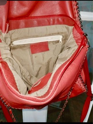 Bolso rojo de cuero con cadena