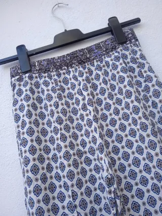 Pantalón estampado recto holgado. T: L