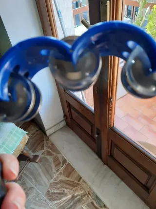 Tamburello blu con manico nero