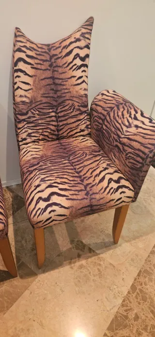 Juego de 2 sillas con estampado de tigre
