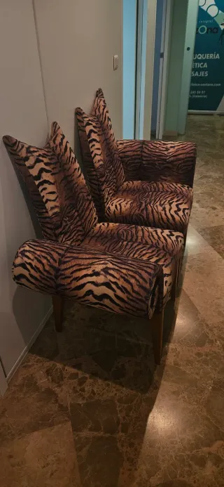 Juego de 2 sillas con estampado de tigre
