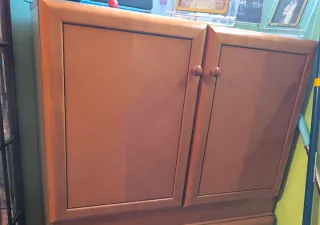 Armario y cajonera de madera