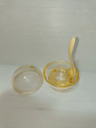 Due Portauovo Guzzini in plastica, leggi