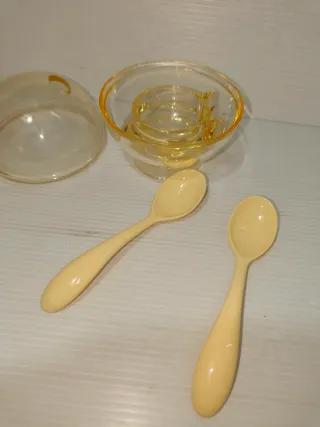 Due Portauovo Guzzini in plastica, leggi