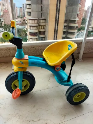 Triciclo infantil azul y amarillo
