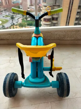 Triciclo infantil azul y amarillo