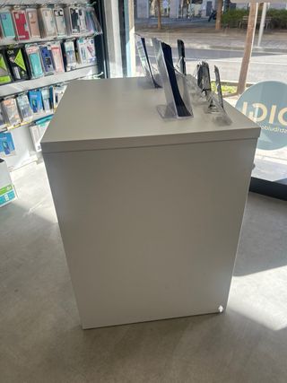 Mesa blanca de plástico