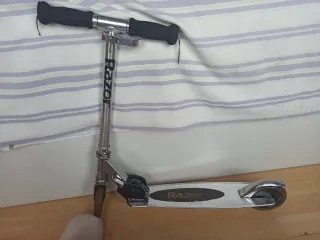 Patinete Razor plateado