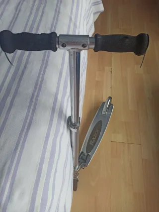 Patinete Razor plateado