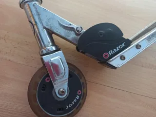 Patinete Razor plateado