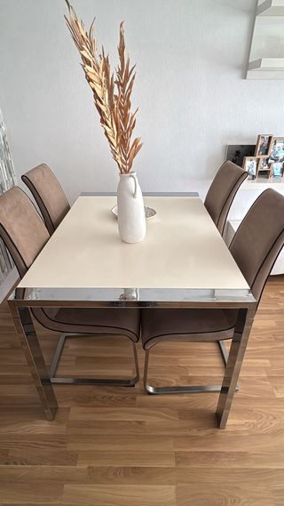 Mueble de comedor y mesa