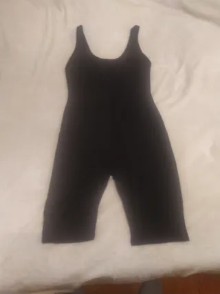 Mono corto negro mujer