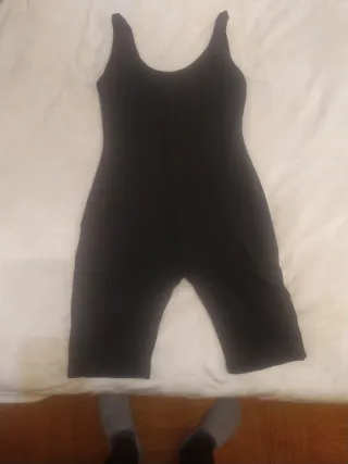 Mono corto negro mujer