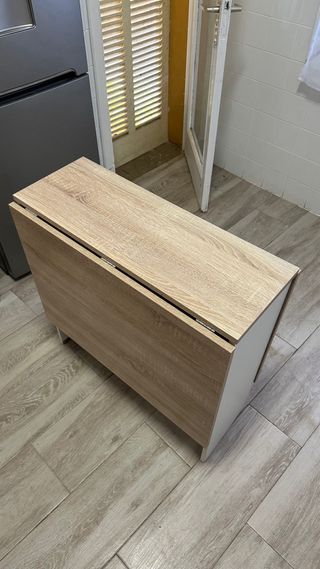 Mesa plegable y 2 taburetes