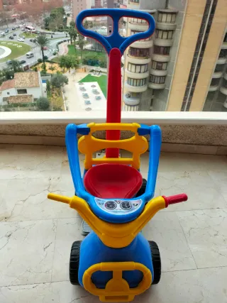 Triciclo infantil azul, rojo y amarillo