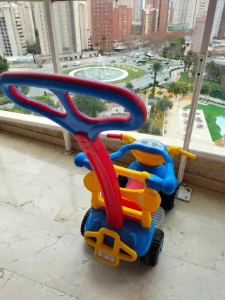 Triciclo infantil azul, rojo y amarillo