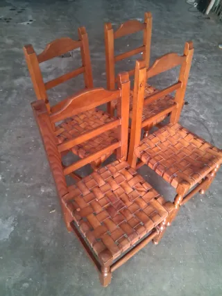 Juego de 4 sillas de madera y cuero
