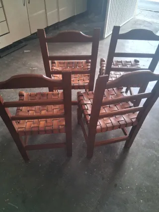 Juego de 4 sillas de madera y cuero