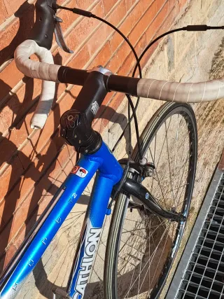 Bicicleta de carretera Decathlon azul y blanca