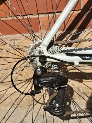 Bicicleta de carretera Decathlon azul y blanca