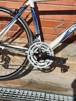 Bicicleta de carretera Decathlon azul y blanca