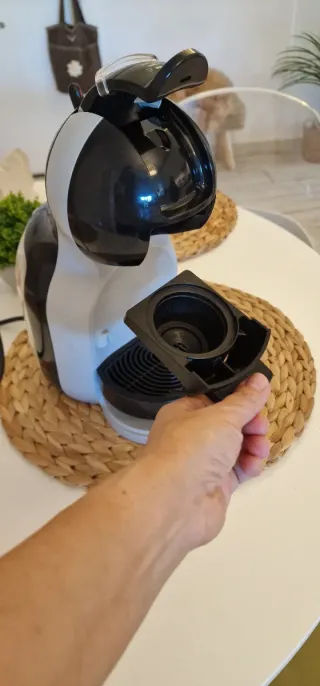 Cafetera Dolce Gusto Negra y Gris