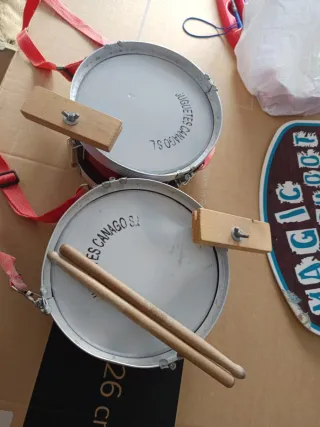 Tamburi infantili con bacchette