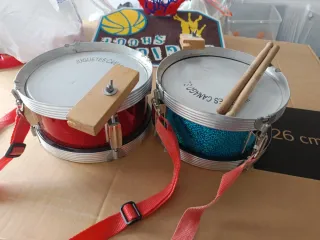 Tamburi infantili con bacchette