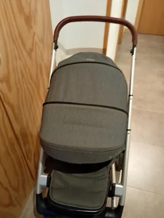 Carrito de bebé gris
