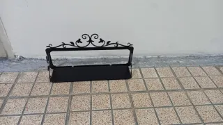 Scaffale decorativo in ferro battuto nero