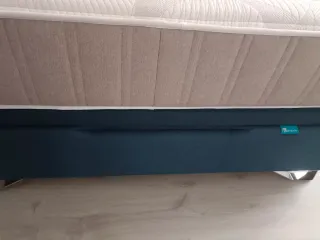 Canapé abatible azul oscuro de tela + cabecero 150