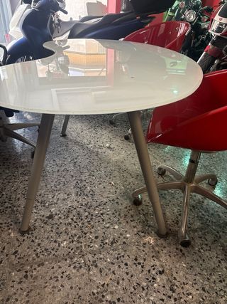 Mesa riñón blanca y 2 sillas rojas